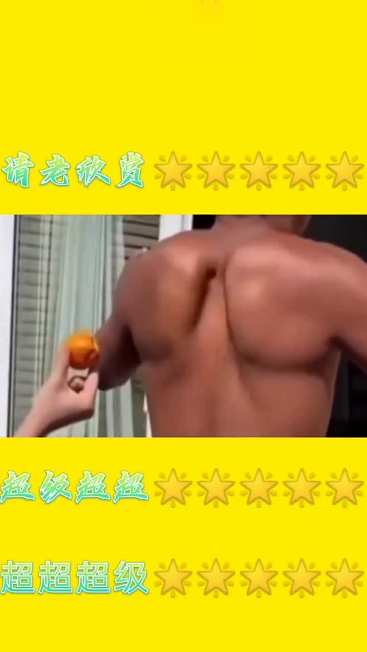 世界之大无奇不有!肌肉男表演才艺肩胛骨夹橘子,在给安个翅膀就差起飞了!