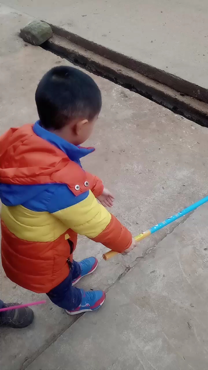 小孩子放烟花