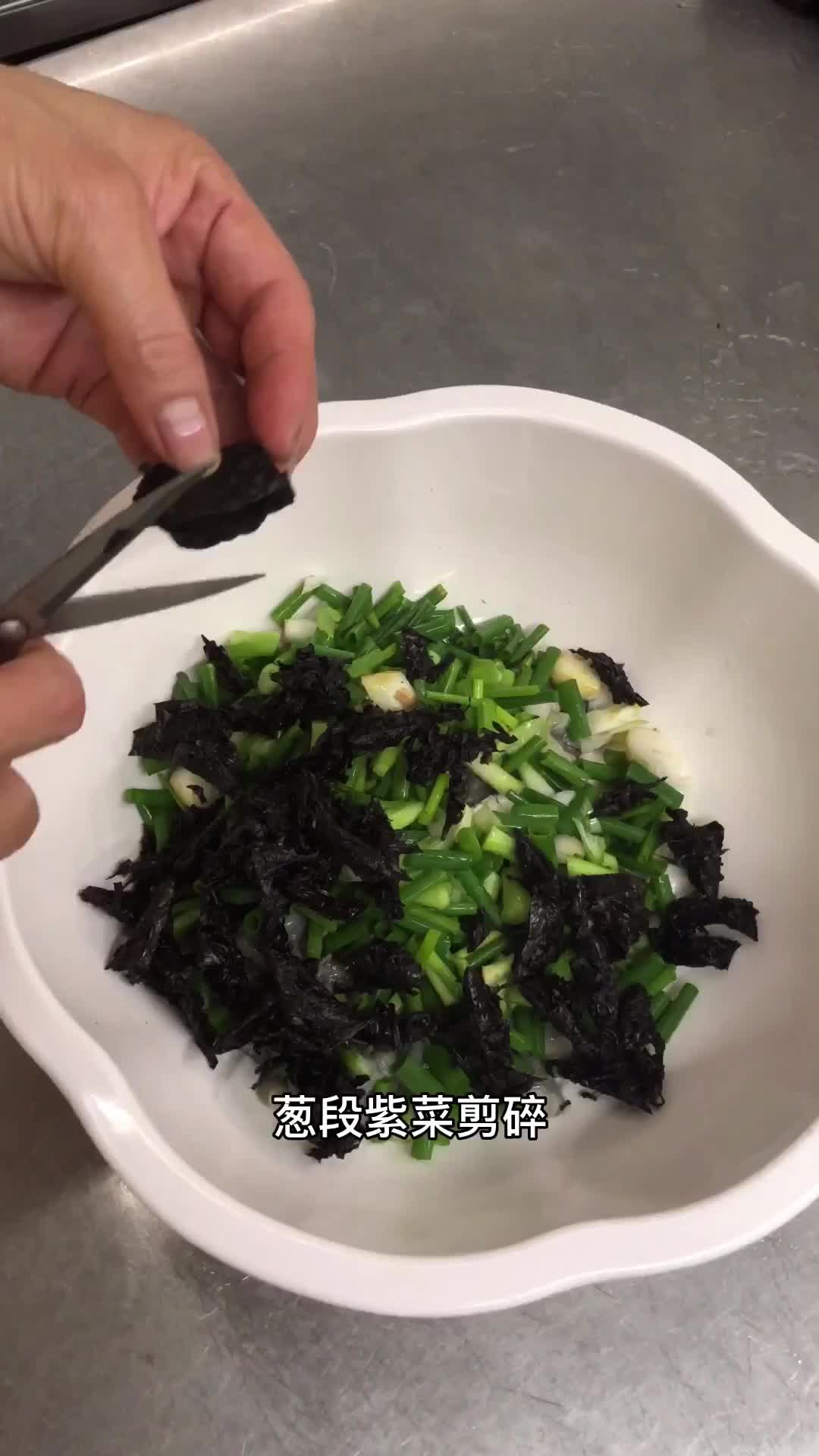福建闽南特色风味小吃“紫菜海蛎丸子”弹有嚼劲,外酥里嫩非常好吃!