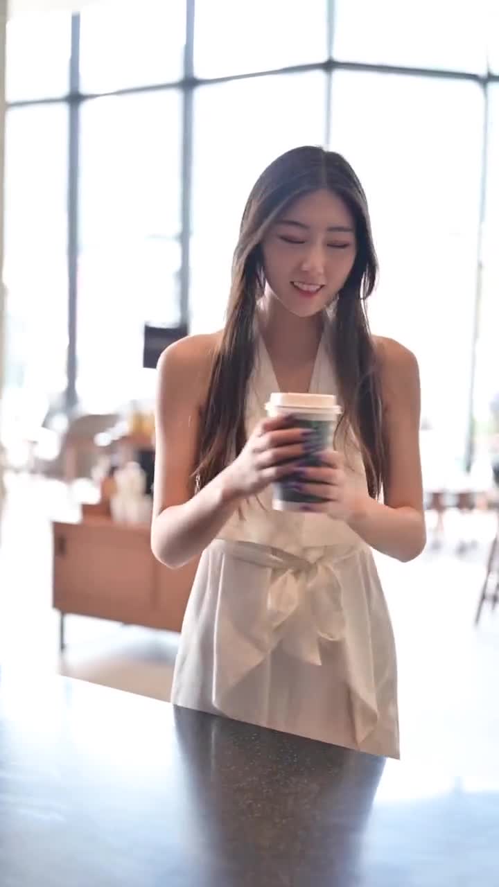 摄影团队很强大,连喝杯奶茶都拍的这么唯美