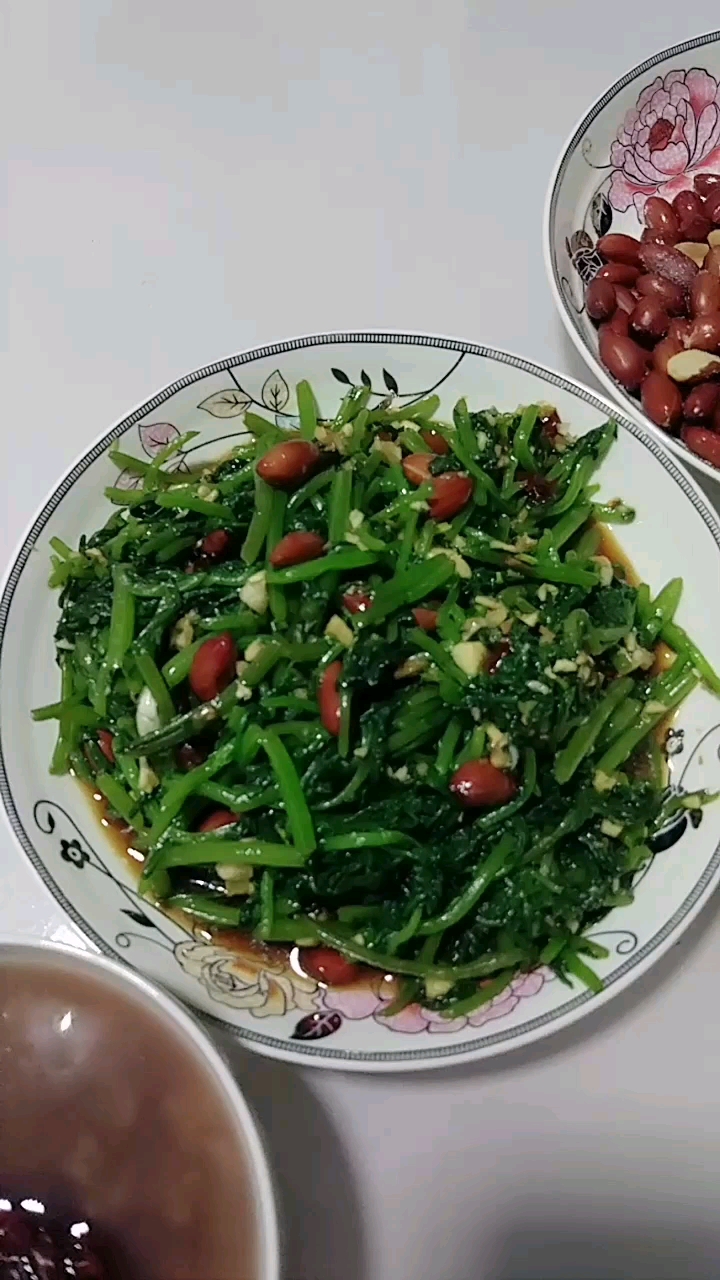 晚餐茼蒿凉菜加土豆丝加花生米,主食八宝粥,丰盛