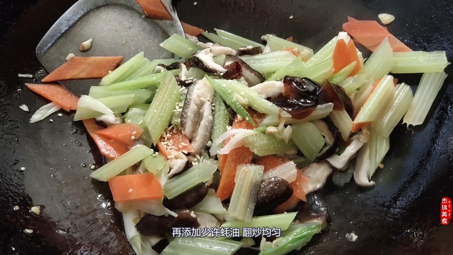 #蘑菇炒芹菜#芹菜别直接炒着吃了,加一根胡萝卜,香香脆脆,出锅比吃肉还过瘾