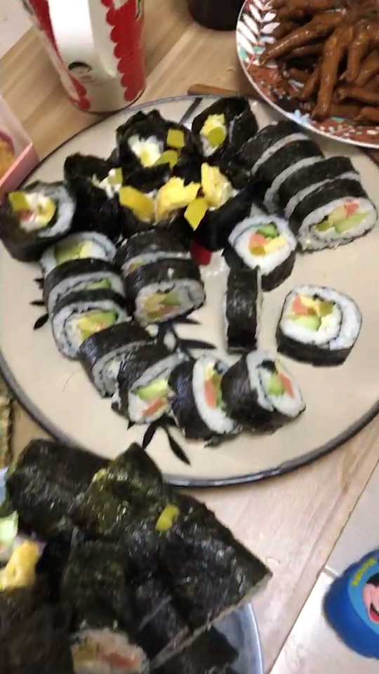 老公老公。今天做紫菜包饭。红烧鸡爪子