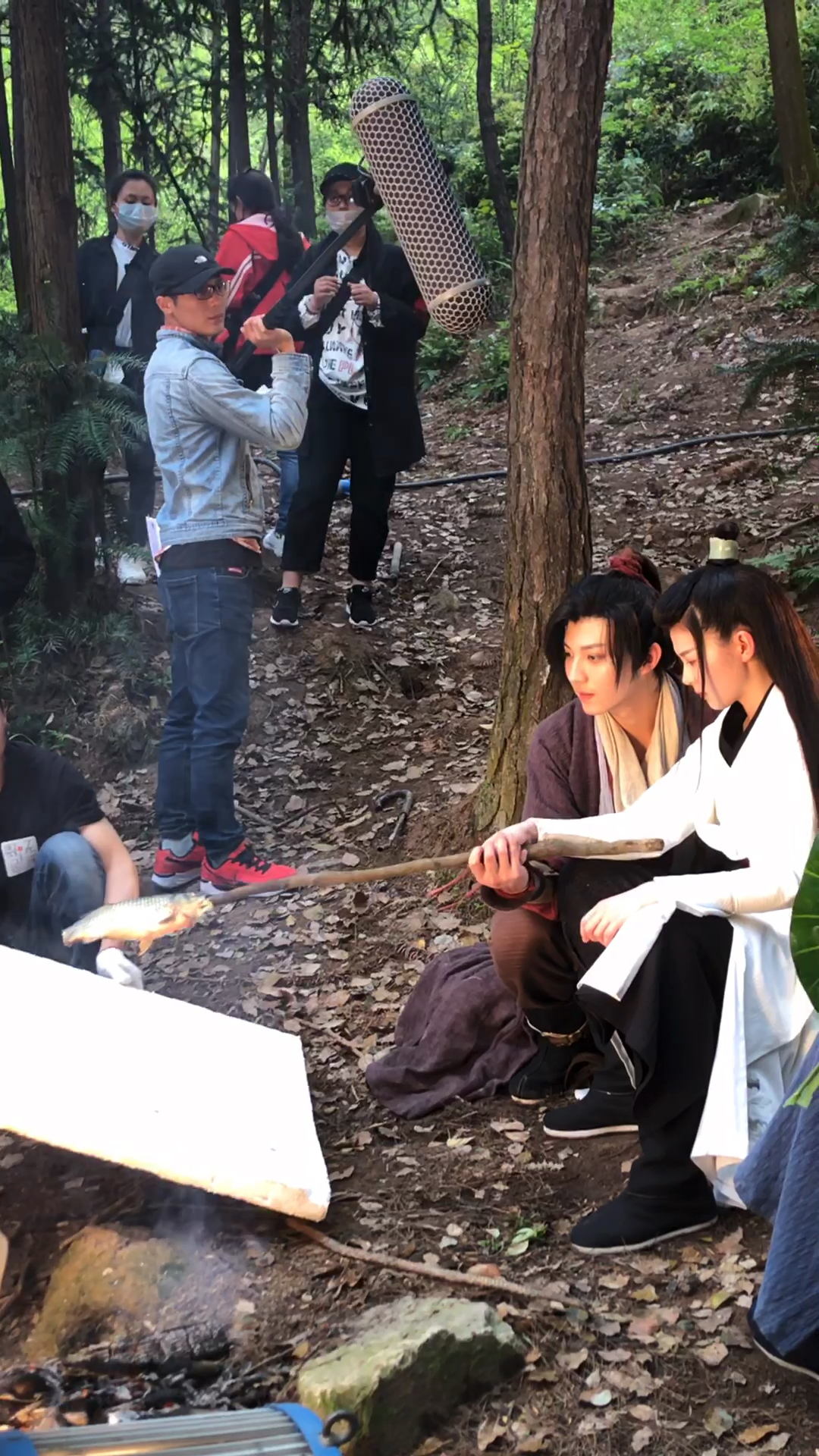 电影里的野外烤鱼原来这么拍