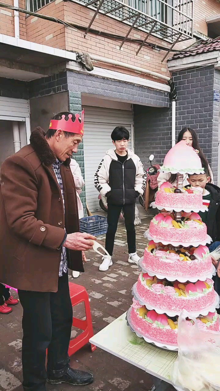 爸爸60大寿,生日蛋糕切起,祝您生日快乐,身体健康,合家欢乐。