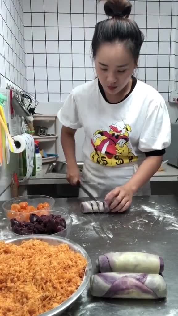 一次性做6枚的紫薯蛋黄酥来咯,不用刷蛋液,比普通蛋黄酥快多了