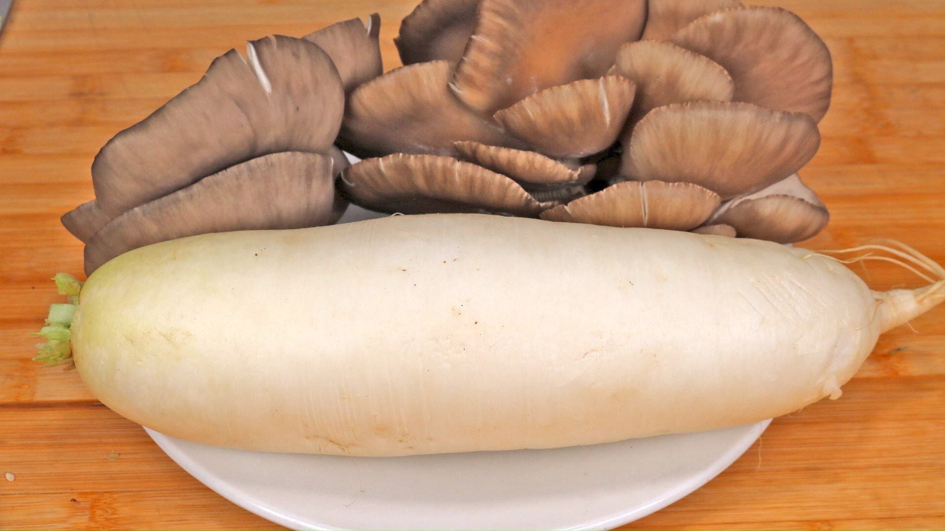 #美食记#冬天萝卜里加1把平菇,教你好吃做法,太香了,出锅连汤汁都不剩