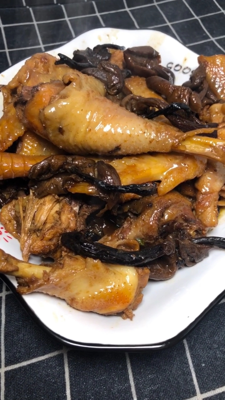 东北菜小鸡炖蘑菇,小时候过年才能吃到的菜,满满的都是回忆