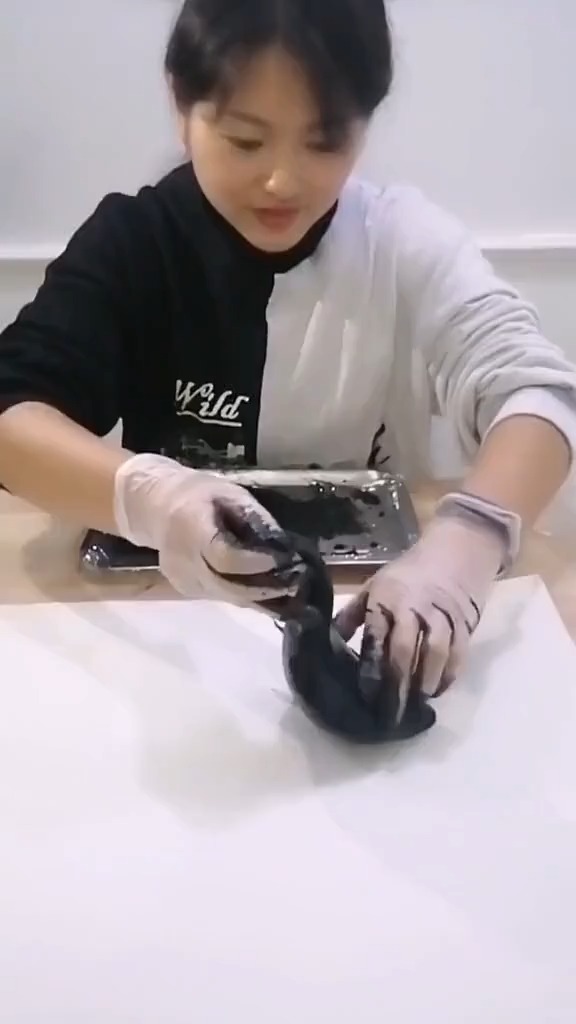 #搞笑视频#幼儿元让家长画鱼明天带去,研究了一晚上也没画好,最后还是老婆有办法,