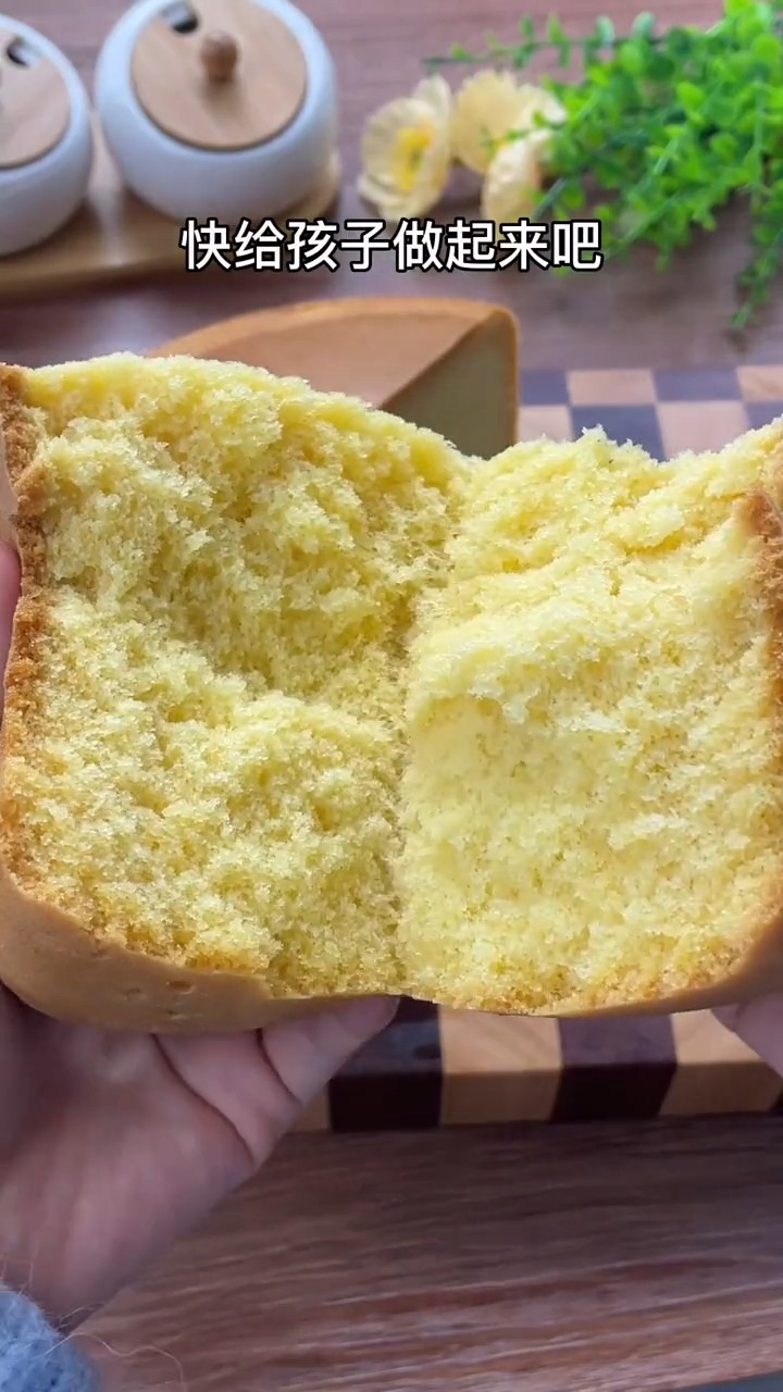 只要家里有鸡蛋就可以做的电饭煲蛋糕,做法简单还好吃