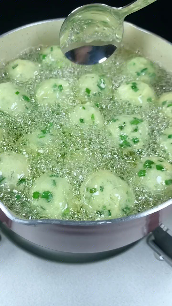 韭菜不要总炒着吃了,试试这种做法,你家孩子肯定会喜欢#韭菜丸子