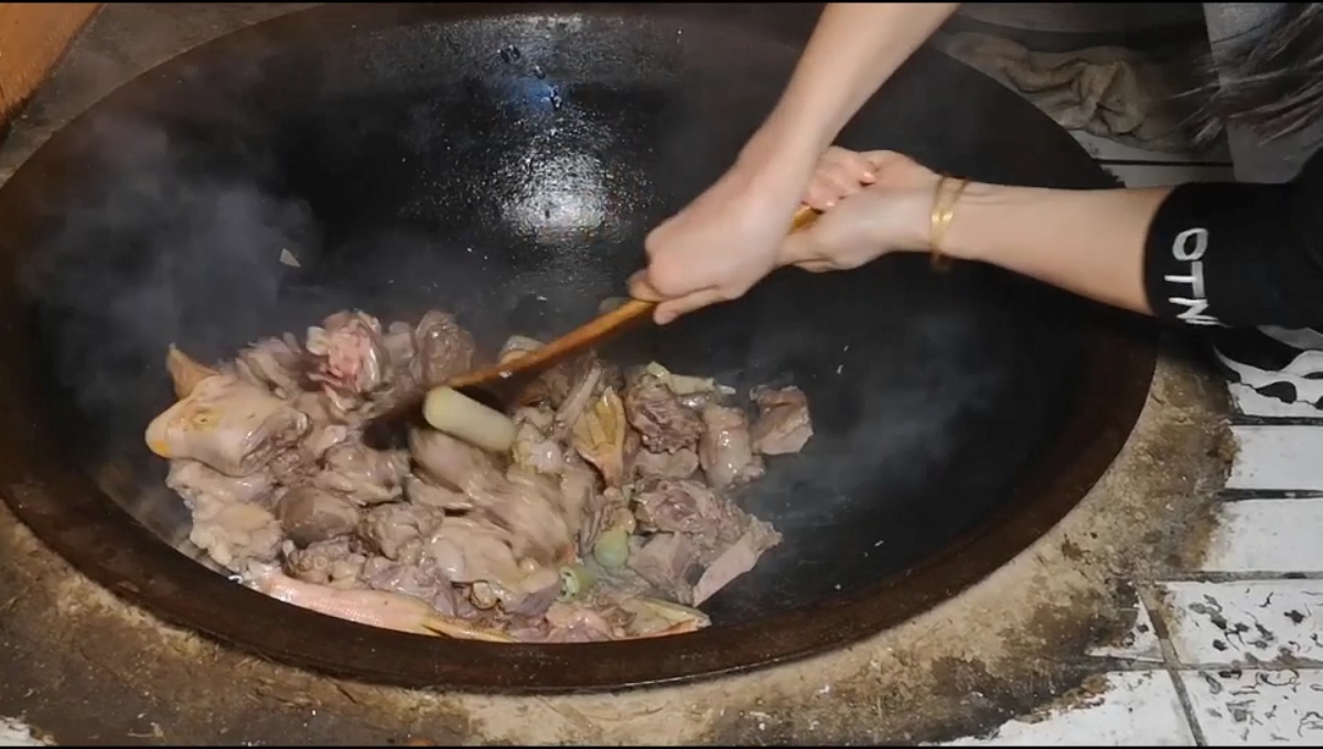 #自制美食#五姐妹用农村地锅,做铁锅炖大鹅,出锅太香了!