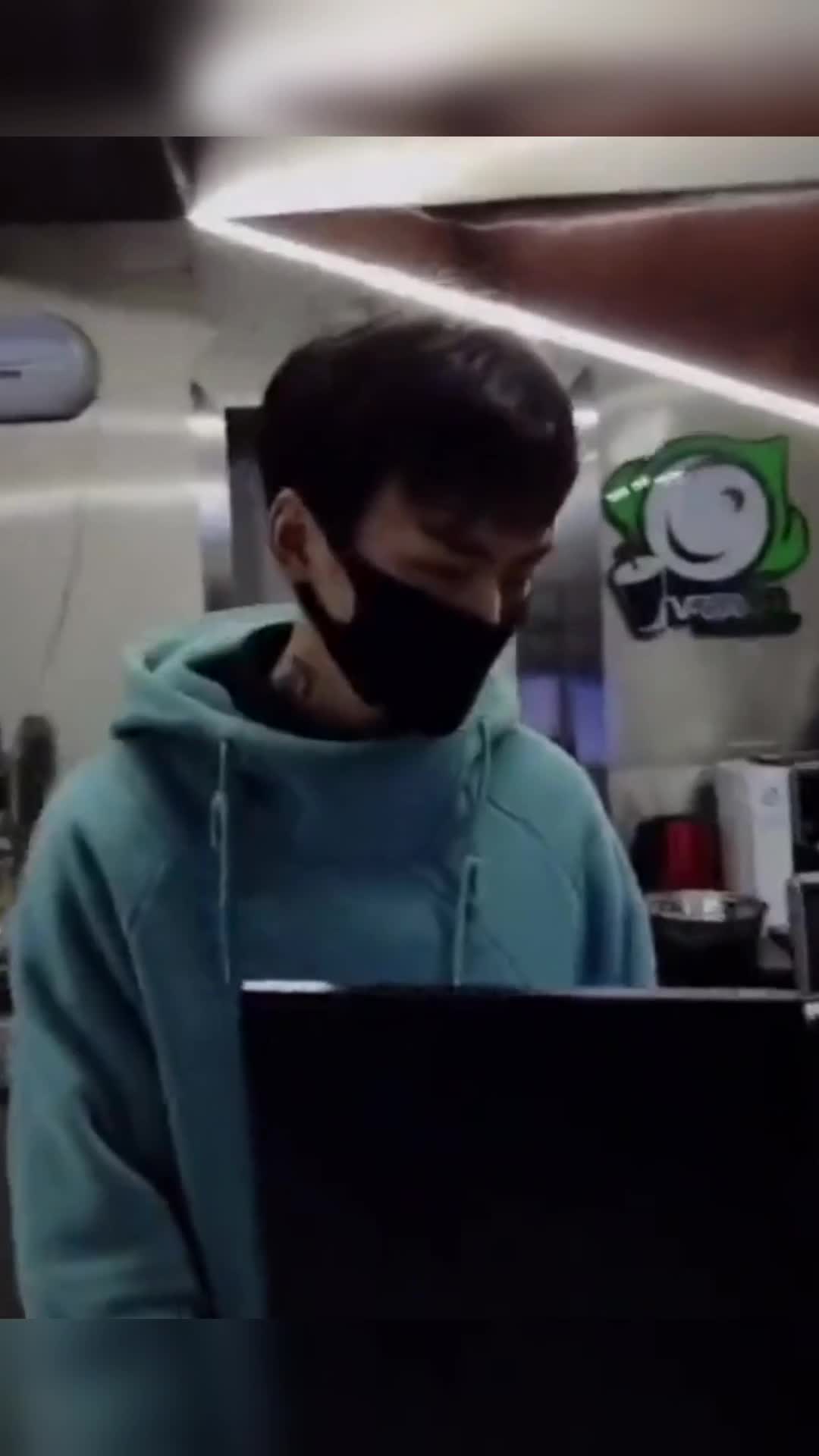 #我要上热门#想要撩妹的小伙,让服务员帮忙点一杯奶茶,没想到服务员理解错误!