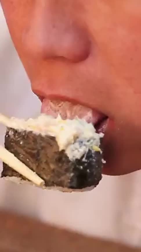 宝哥终于又吃上寿司了,上边还有鱼子酱哦