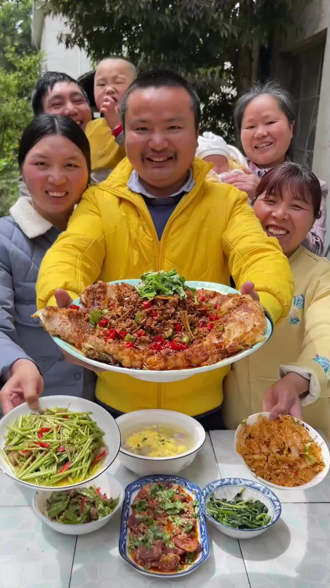 #搞笑段子剧#跟着牛爱芳在家简单的吃个粽鱼兜它不香吗?