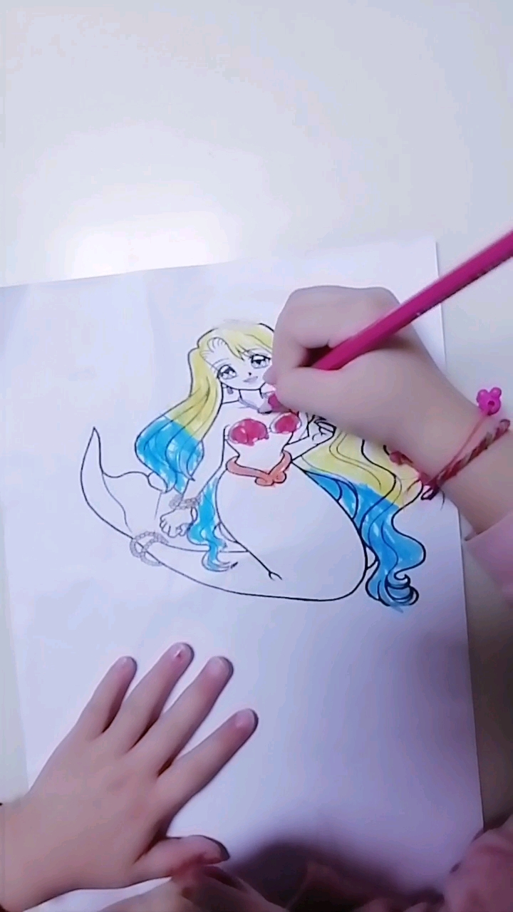 宝宝用彩铅给美人鱼涂颜色