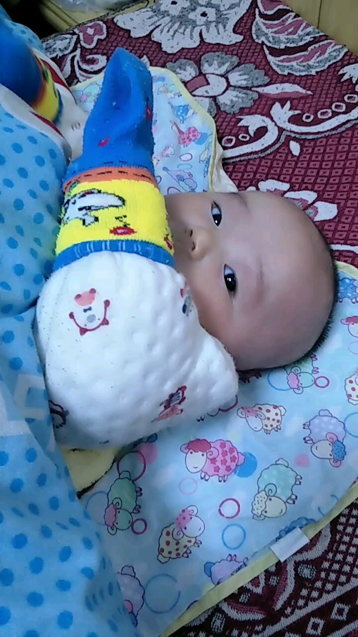#家有萌娃#我家可爱的萌宝宝自己正在啃鸡腿好乐呵。