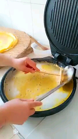 花样摊煎饼,把面放在电饼铛上,来回推几圈就摊好了!