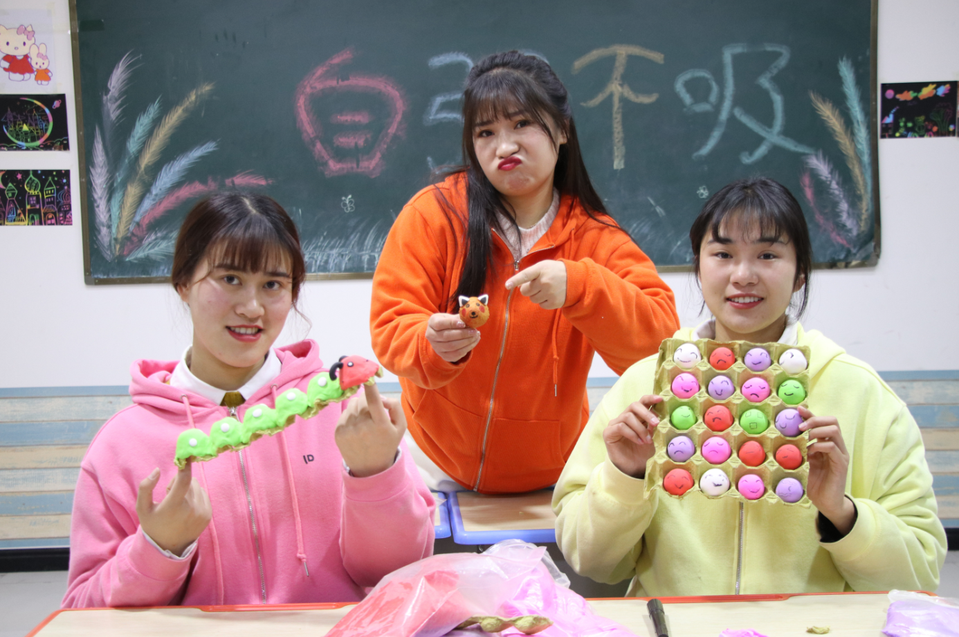 教室突然空降鸡蛋托盘,同学们用它做各种手工,神秘大奖花落谁家