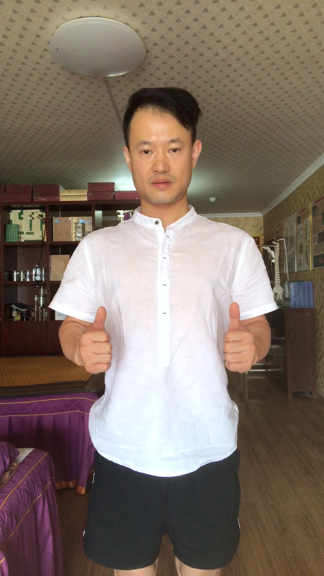 肩膀疼痛肌肉僵硬怎么办?下面两个动作教大家如何缓解疼痛!