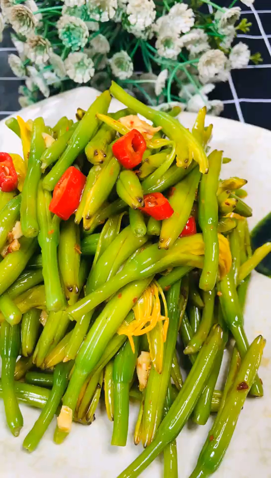 凉拌黄花菜清爽可口