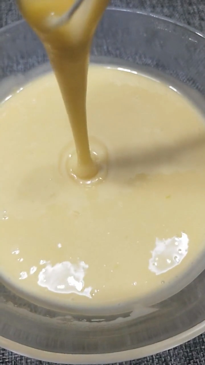 鸡蛋卷配方3个鸡蛋,80g白糖,90g食用油,90g面粉,适量黑芝麻