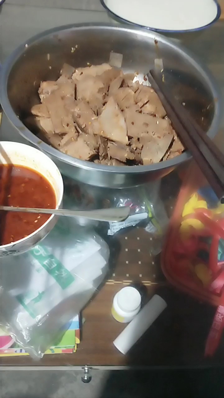 爸爸生日,外面吃爸爸怕我们花钱,在家吃,包的瘦肉馅儿包子,凉拌自家牛肉配蛋糕