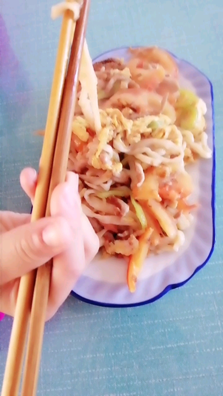 好吃的鸡蛋柿子青椒肉丝炒面。嘎嘎好吃,嘎嘎香 。