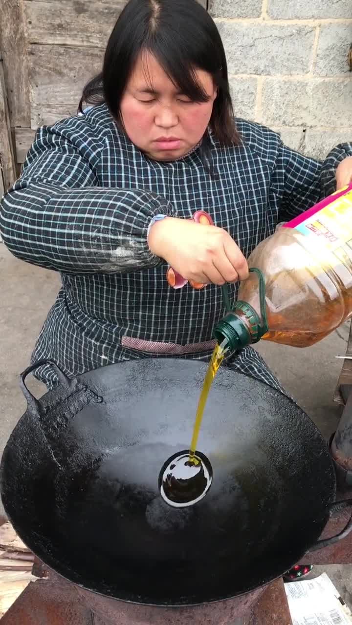赶场今天花了10块M了条鱼!元宵了,给老公做个贵州新口味的“番茄沙拉鱼”祝他生活甜甜美美!