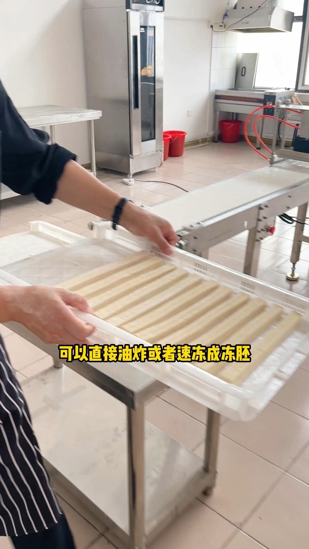 想不到早餐店2元一根的油条,机器做不到3毛