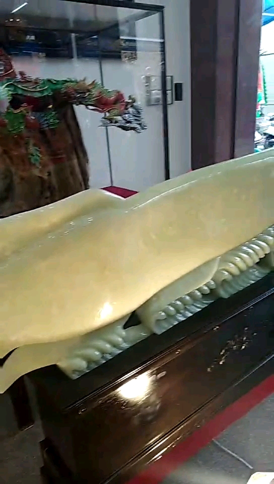 用玉器做出来金龙鱼真的好美呀!