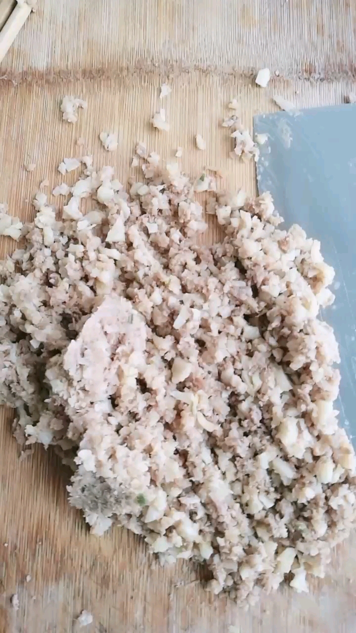 #感恩有你#妈妈靠下胃管吃饭,中午做了牛肉萝卜汤,猪肉白菜水饺,女儿给挑的鱼,还放了双色花