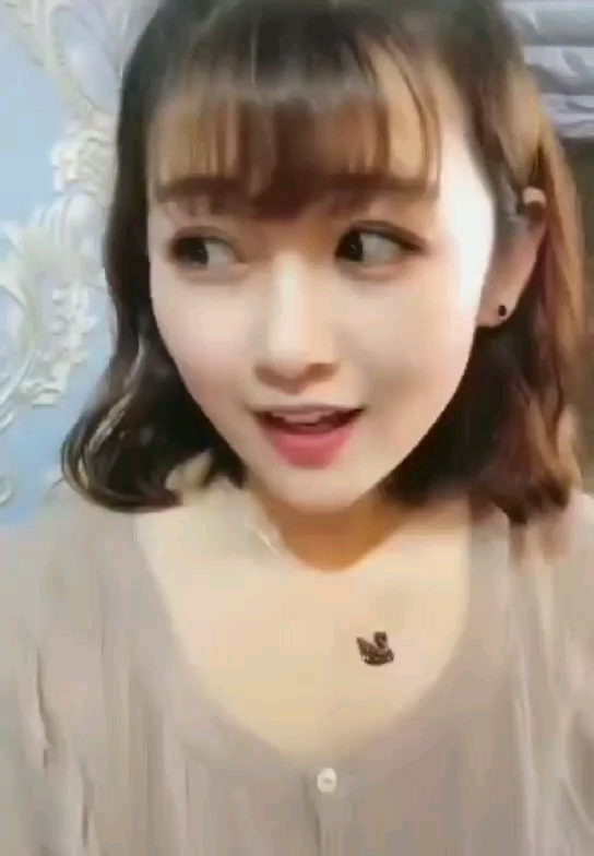 #表情大比拼#小小美饰,点亮眼球,网红小虎牙美女都是戴的黑天鹅套链