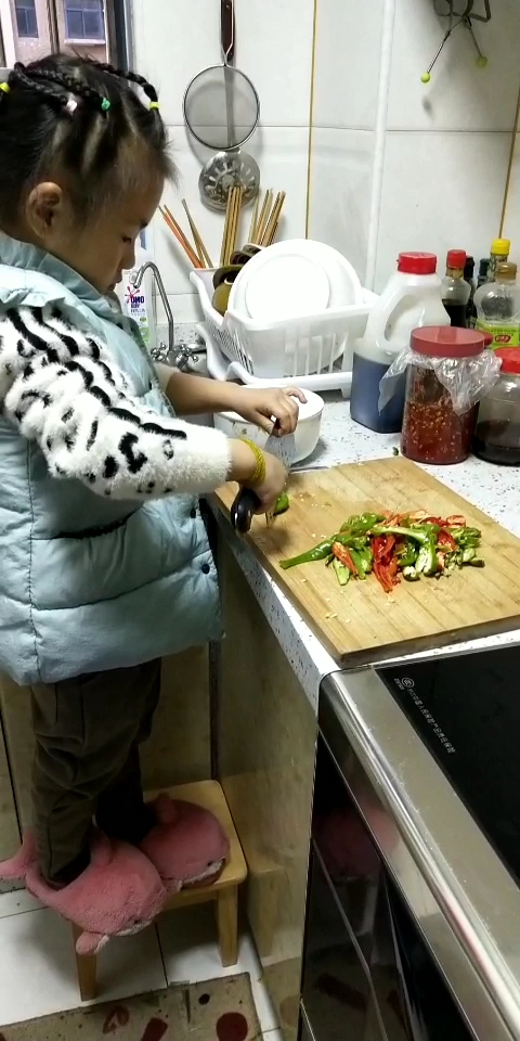 二毛我的小公主很懂事帮妈妈洗菜切菜,只是我抱着三毛看着心疼又怕她切到小手手