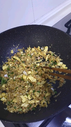 #自制美食#晚上炒一碗咖喱葱花蛋炒饭给妈妈吃……
