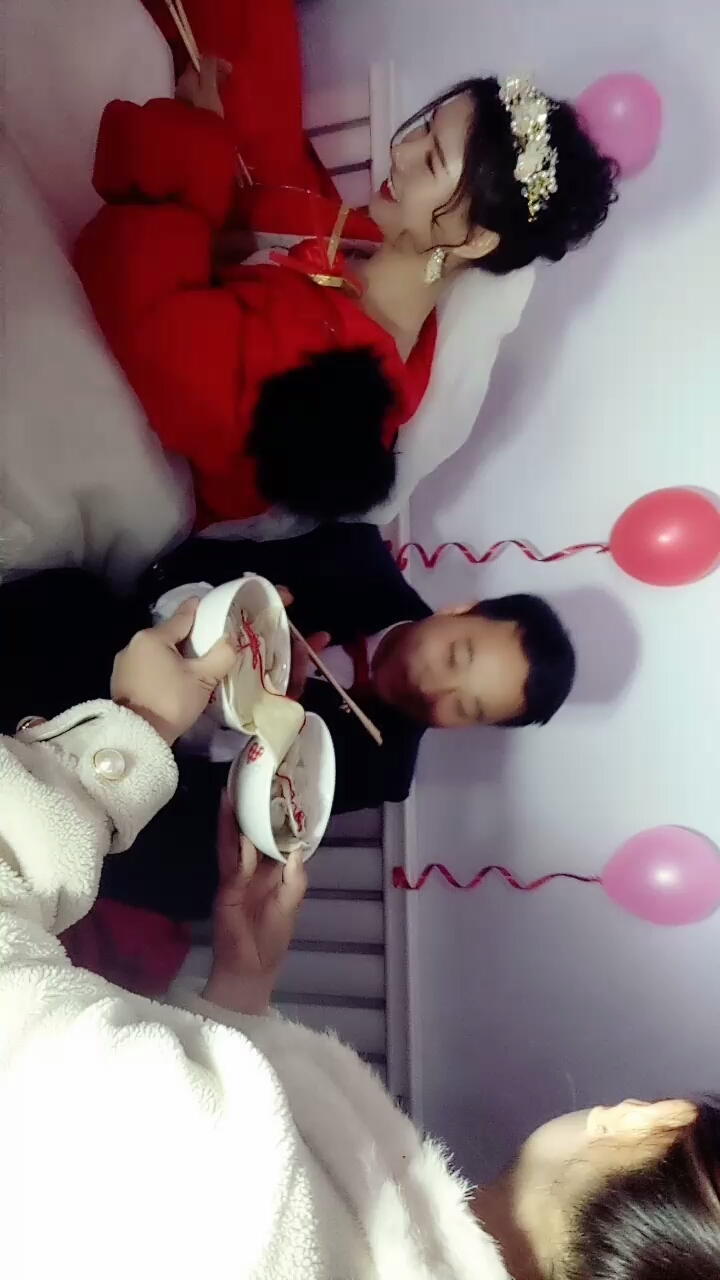 新人想吃子孙饺子宽心面必须先拿红包