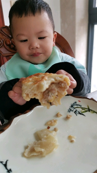 一个很特别的小朋友,吃包子:只吃皮不吃馅:服你了