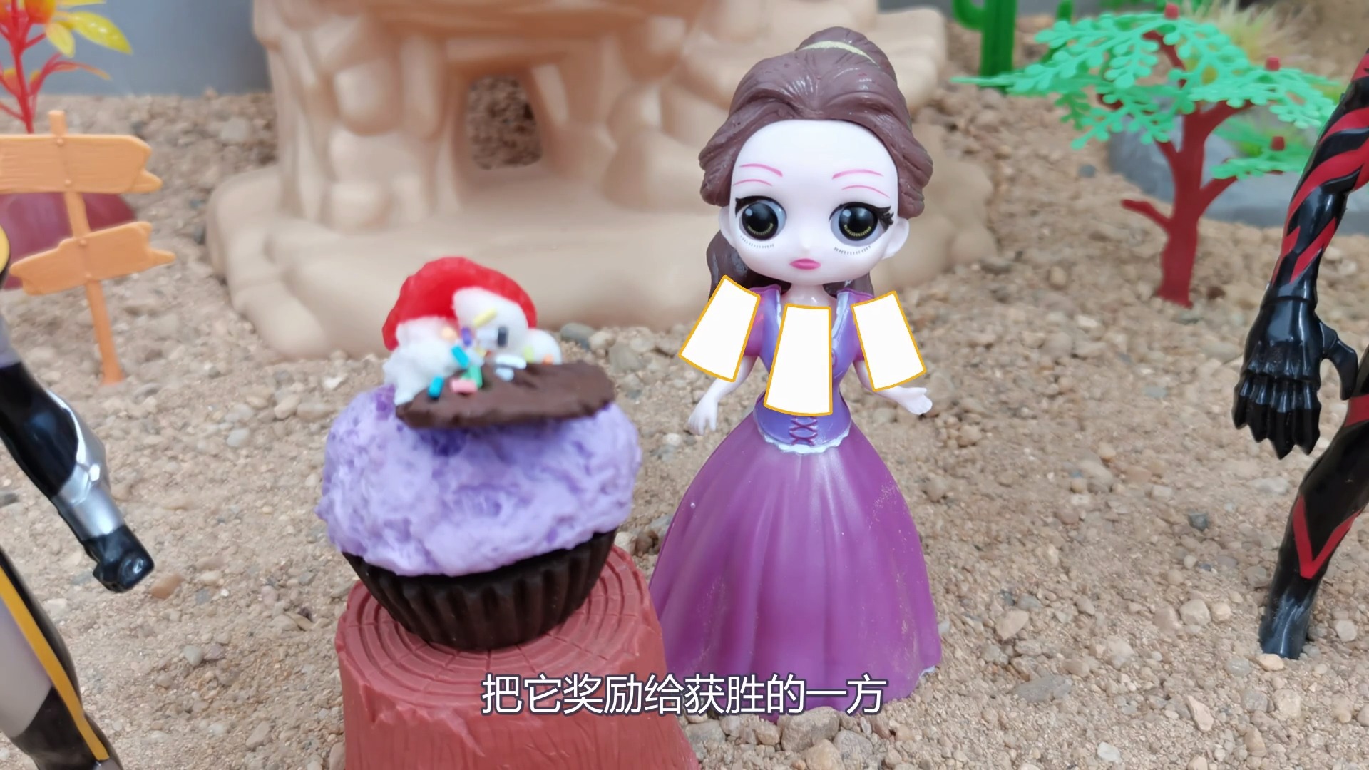 #玩具小故事#蛋糕只有一个，奥特曼和贝利亚通过比赛猜谜语，来决定谁吃蛋糕