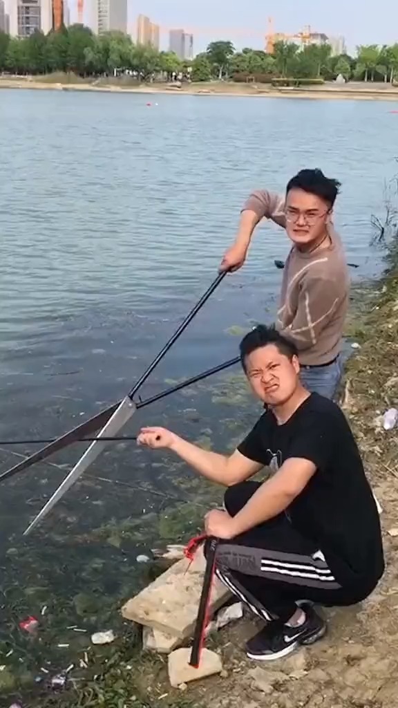 #搞笑段子剧#第一次带弟弟出来钓鱼