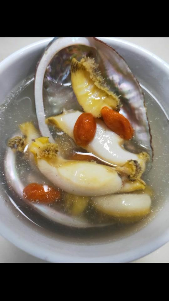 煮个鲍鱼汤,放了壳一起煮。很多人问为什么要放壳,鲍鱼壳在中药里面功效很好的??#鲍鱼汤