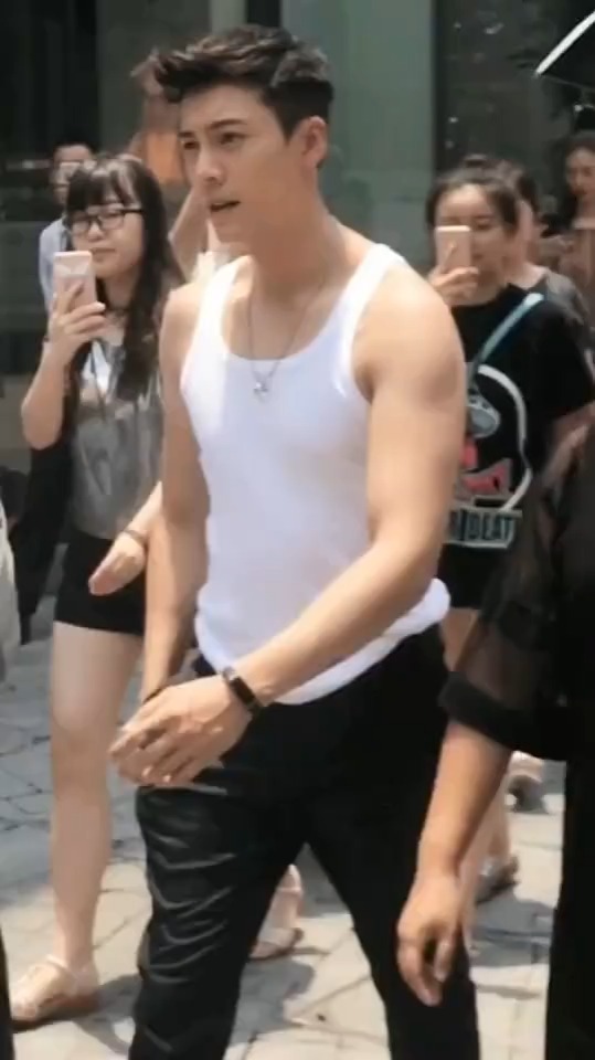 明星陈伟霆肌肉男
