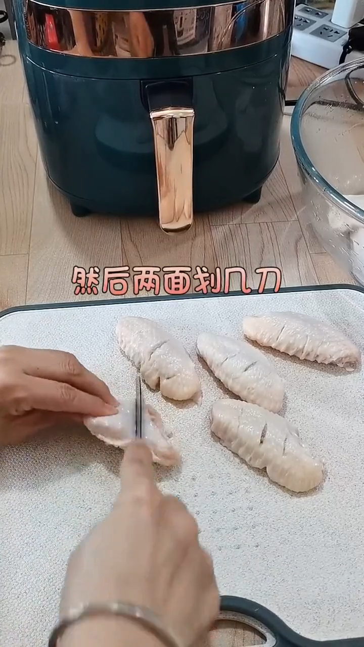 空气炸锅鸡翅,温度180度,只需15分钟,味道鲜美
