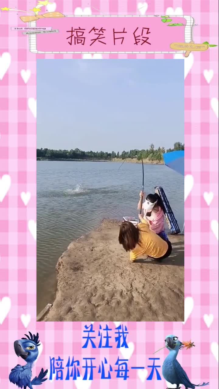 我去,俩美女钓鱼钓出一个“大家伙”!,搞笑视频