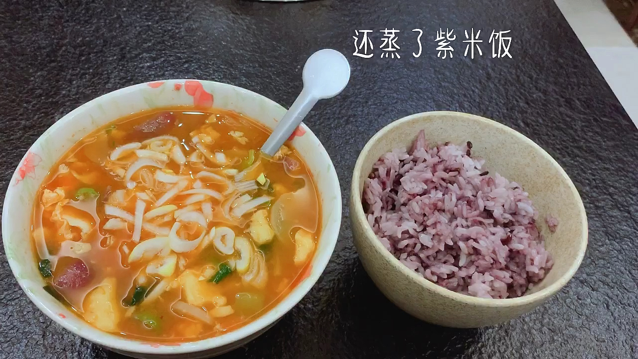 #在家办公的真实状态#教大家做一个韩式辣白菜豆腐汤,简单好吃,还节省时间。