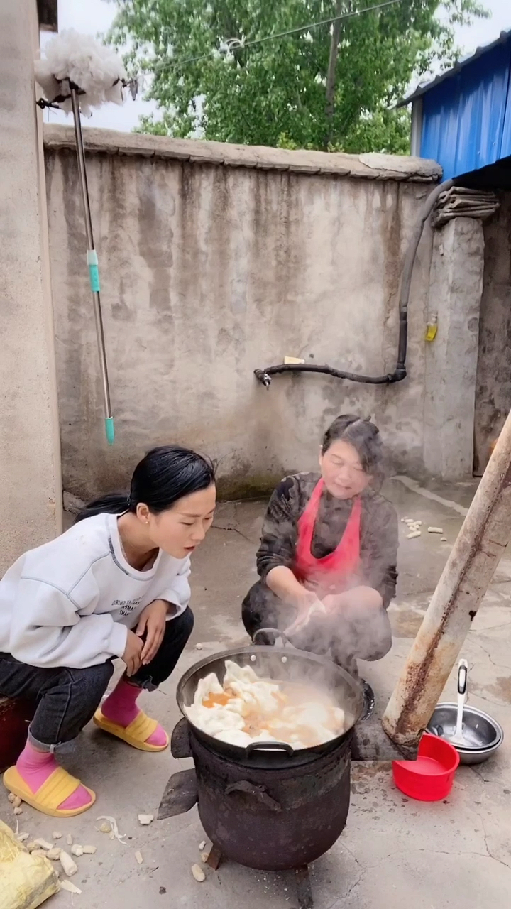 #搞笑段子剧#老妈又调皮了,做个饭也不老实