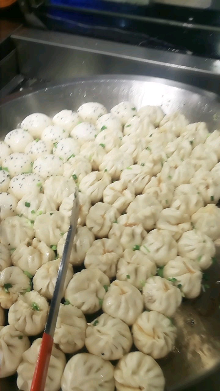 上海大壶春生煎包出锅了。
