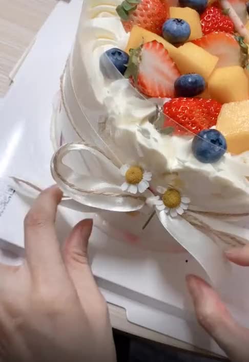 从网上订的生日蛋糕,解开绳子后,这一幕把我看呆了