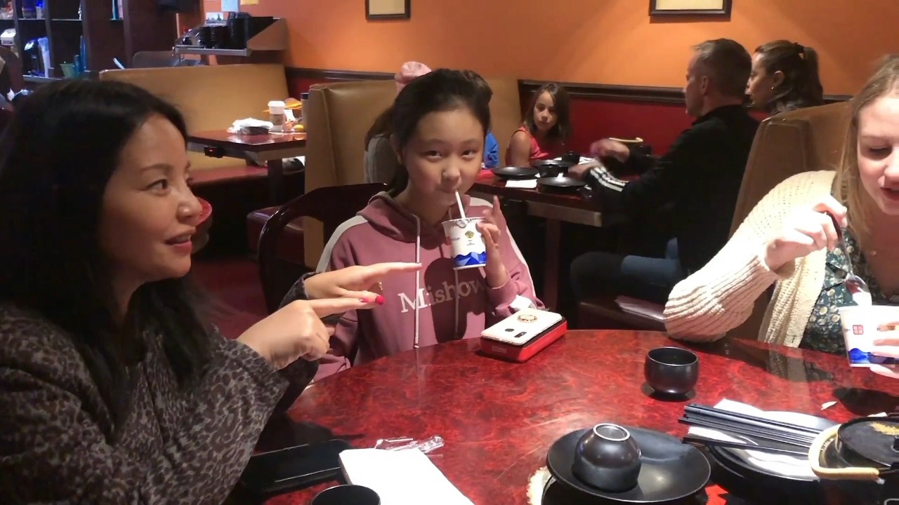 #vlog日常#我们到了中国城！带美国媳妇品尝真正的中国菜：皮蛋，看她啥反应