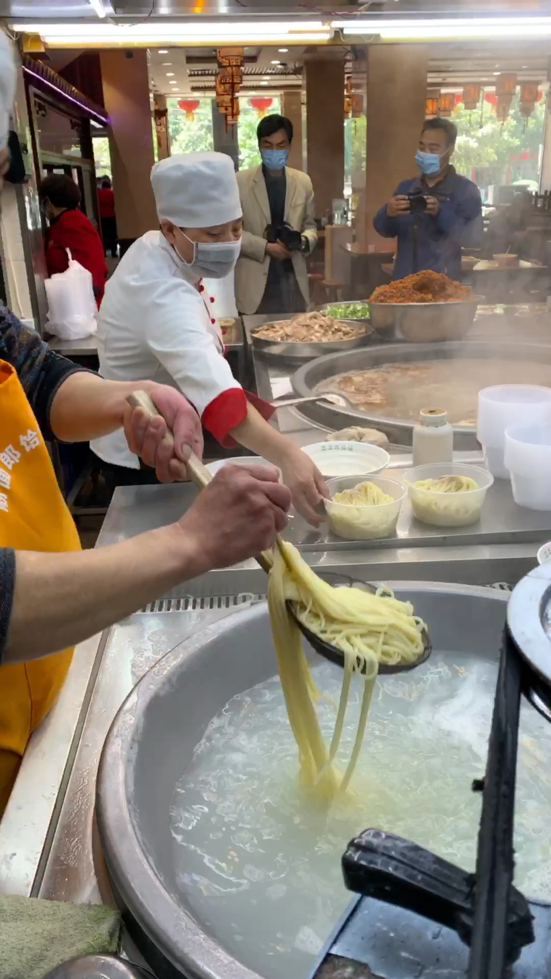 羊肉500克,羊骨750克,羊油50克,陈皮5克,草果1个,良姜9.8克白芷2克