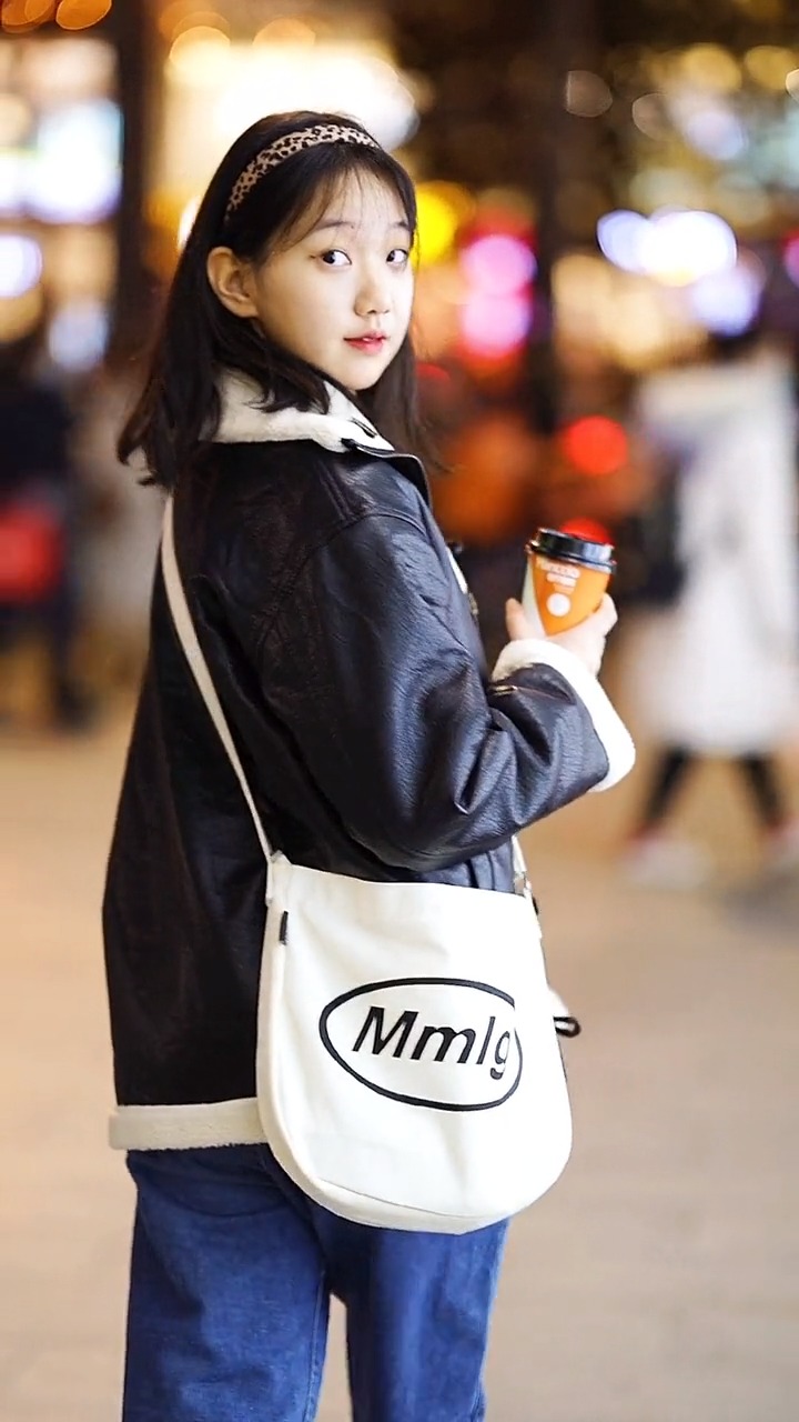 #街拍美女#小姐姐太可爱了,好像成为她手里的奶茶!